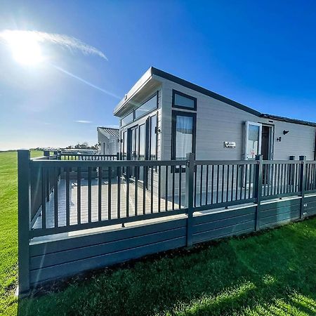 Stunning Caravan With Full Sea Views At Broadland Sands In Suffolk Ref 20236Bs Hopton on Sea Exterior foto