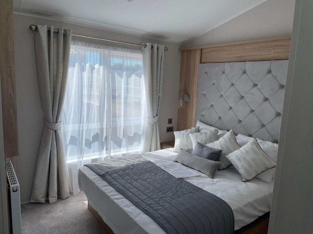 Stunning Caravan With Full Sea Views At Broadland Sands In Suffolk Ref 20236Bs Hopton on Sea Exterior foto
