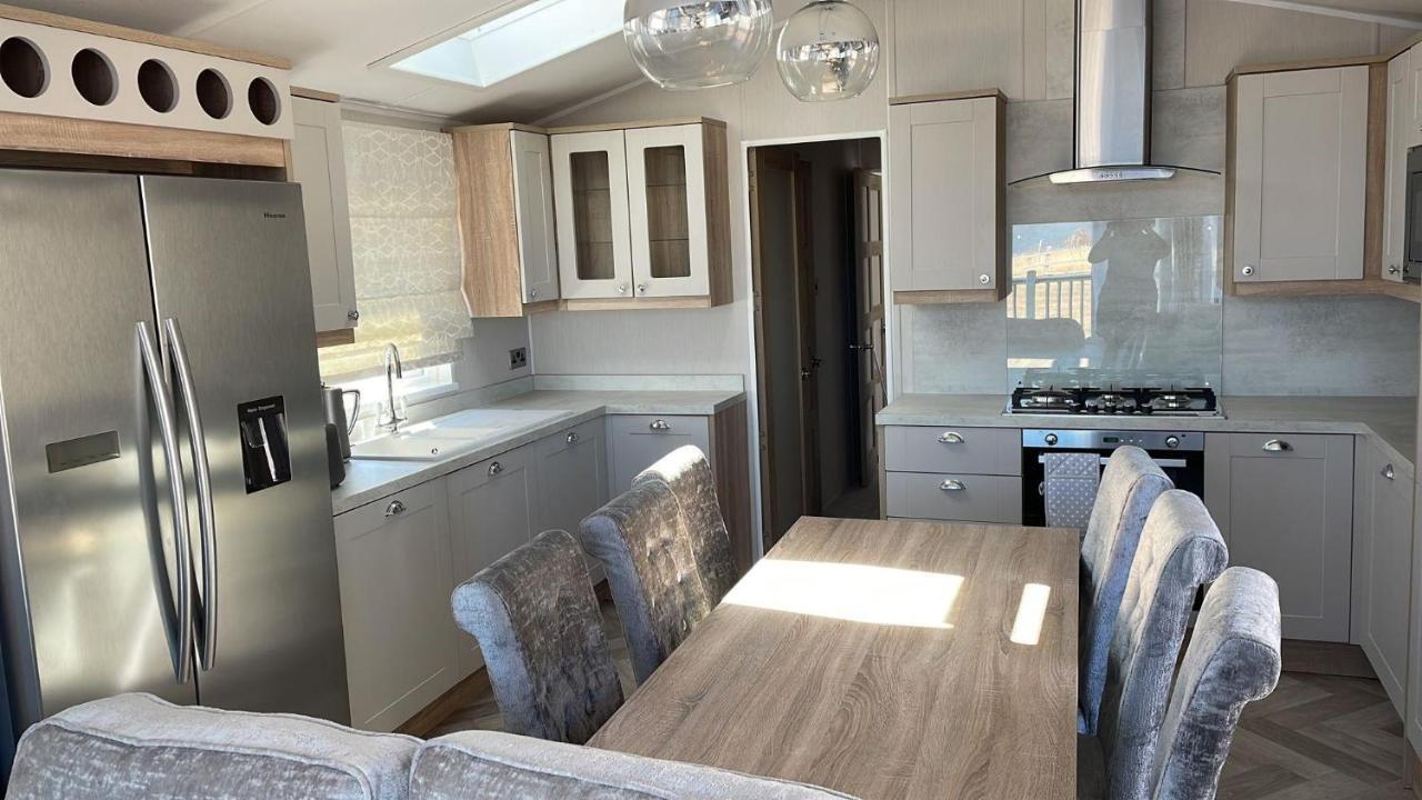 Stunning Caravan With Full Sea Views At Broadland Sands In Suffolk Ref 20236Bs Hopton on Sea Exterior foto