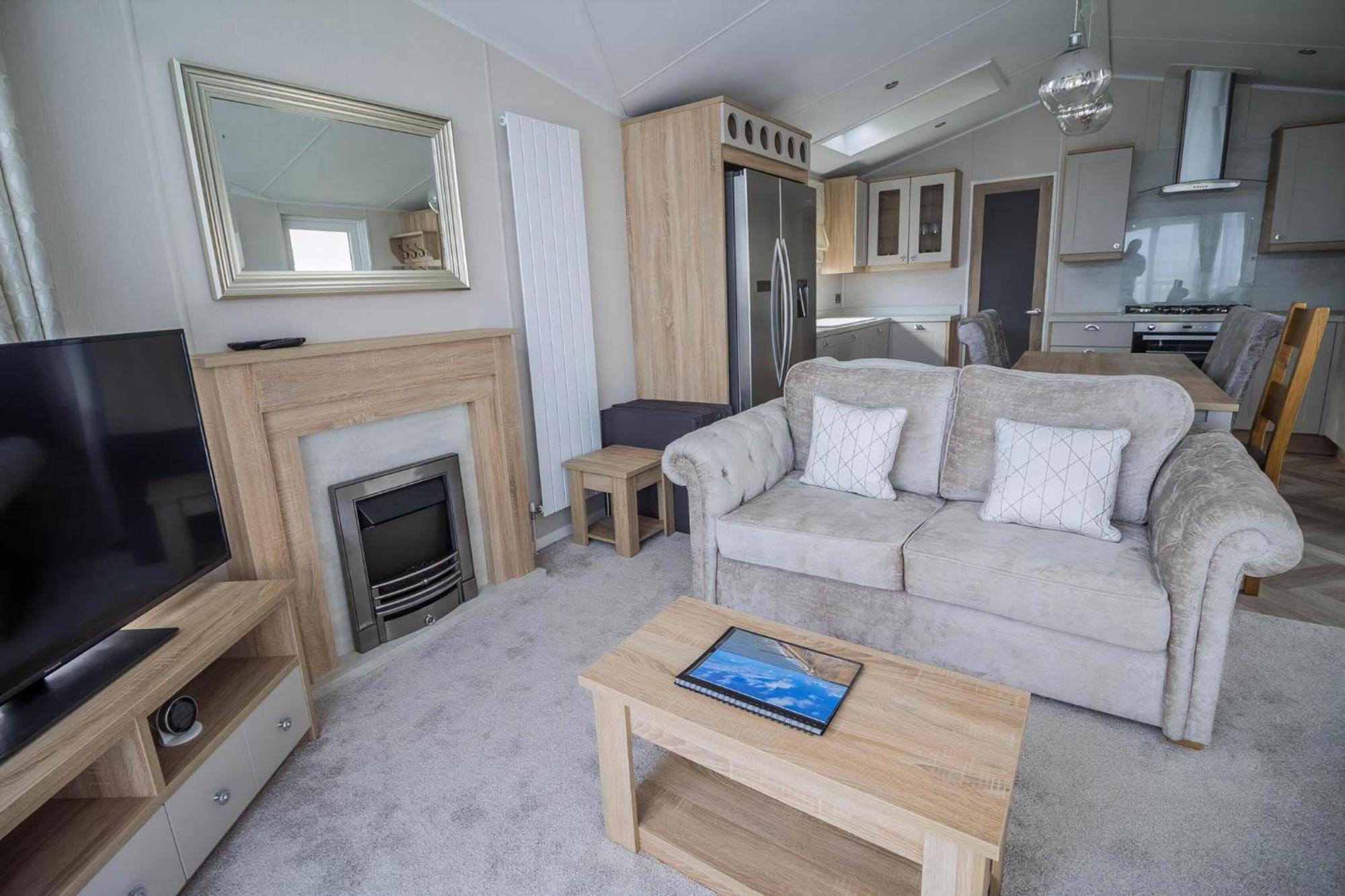 Stunning Caravan With Full Sea Views At Broadland Sands In Suffolk Ref 20236Bs Hopton on Sea Exterior foto
